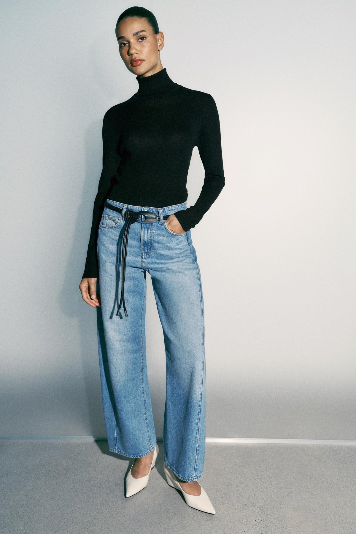 HIGH-WAIST BARREL JEANS